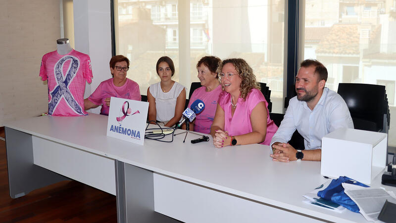 Anémona presenta la camiseta de la 24ª Marcha Solidaria contra el cáncer de mama, que se celebrará en Benidorm el 18 de octubre 